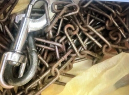 انهال على مسن (83 عاما) بالضرب بجنزير