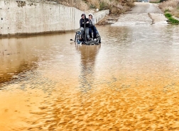 *تخليص عالقين على ظهر سيارة من وادٍ في منطقة مفرق زفولون*