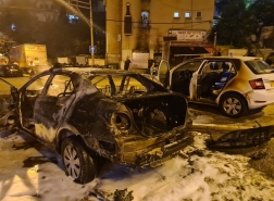 حيفا - شارع زئيف بنين: سيارة شرطة احترقت نتيجة إلقاء زجاجة حارقة