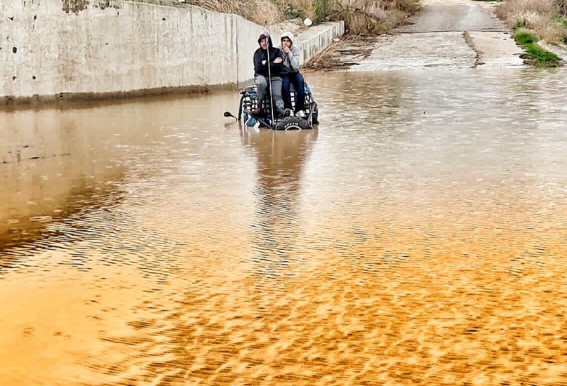 *تخليص عالقين على ظهر سيارة من وادٍ في منطقة مفرق زفولون*