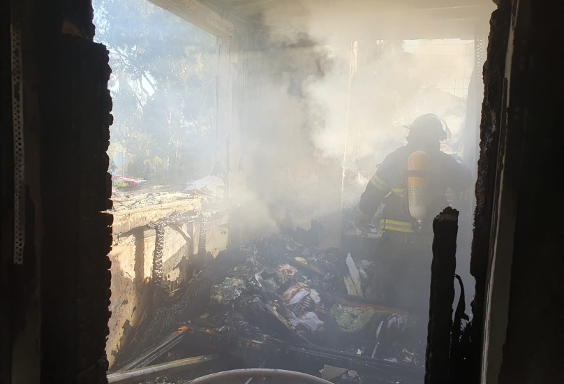 حتلنة – الحريق في حيفا: النيران اندلعت بسبب ترك جهاز كهربائي مشغّلا على سرير
