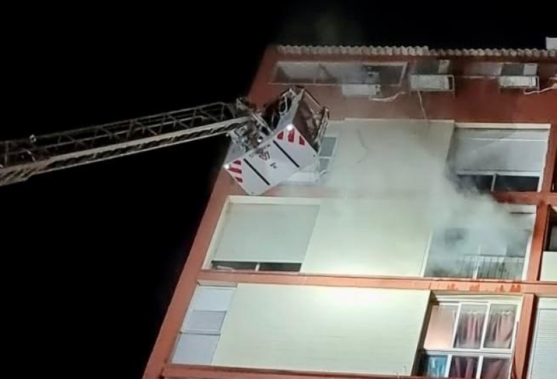 الطواقم خلّصت 3 قطط من الشقة المشتعلة