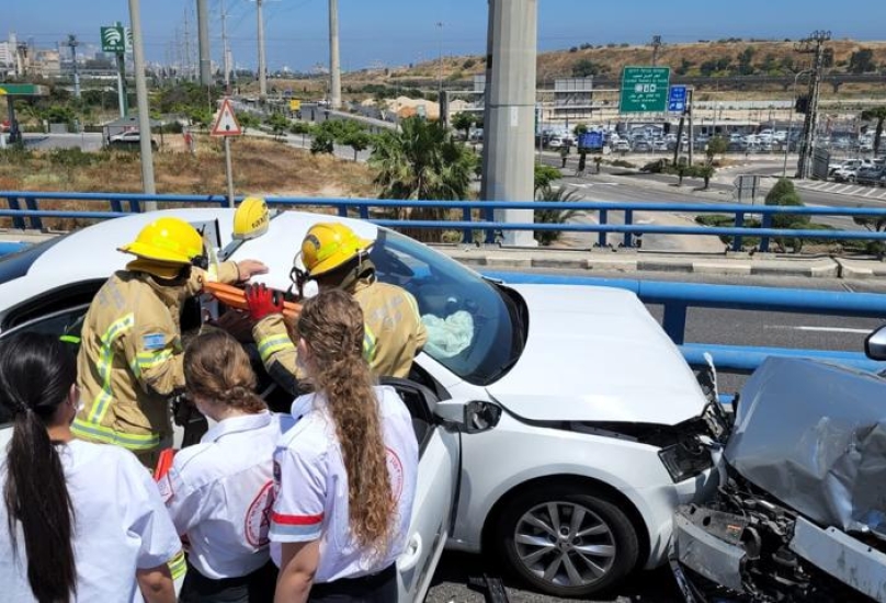 تشيك بوست  حيفا.-تخليص عالقين جراء حادث طرق