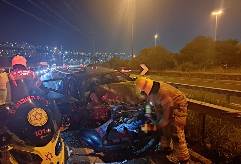 حيفا - تخليص عالق بحالة خطيرة أثر حادث طرق