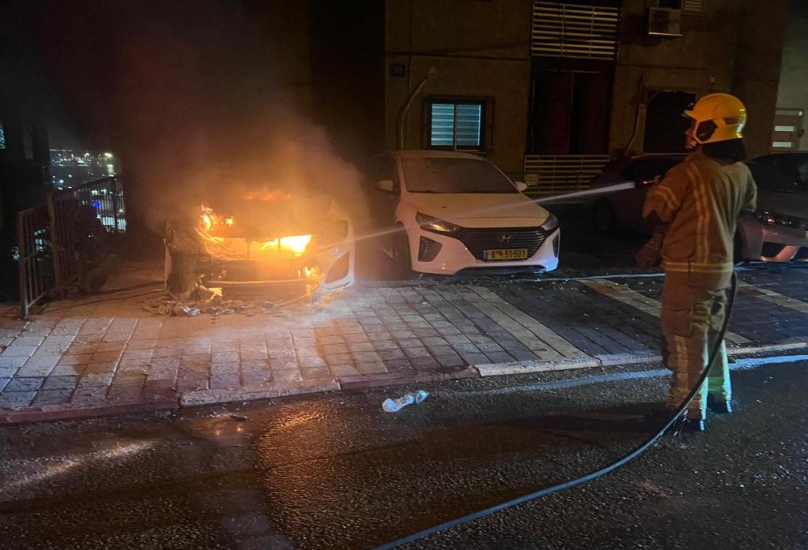 اندلاع النيران بسيارة في مدينة حيفا